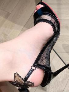 รองเท้าแตะส้นสูงสายรัดหัวเข็มขัดลูกไม้ริบบิ้นสีแดงรูปปากปลาแบบย้อนยุคสำหรับผู้หญิง รองเท้าแตะส้นสูงหัวเข็มขัดริบบิ้นแบบย้อนยุค