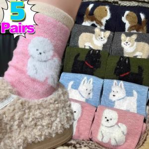 ถุงเท้าผ้ากำมะหยี่หนา5คู่สำหรับผู้หญิงลายสุนัขสีสันสดใสถุงน่องยาวปานกลางแบบฤดูหนาวอบอุ่นในร่มน่ารักสำหรับนิ่มลายการ์ตูน