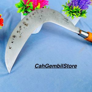 Pengaritan arit kawung untuk membabat rumput atau peternak mencari pakan rumput