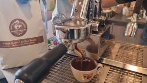 เมล็ดกาแฟ SECOND CRACKS Medium Dark รุ่นอาราบิก้า คั่วกลางเข้ม หอม นุ่ม กลมกล่อมโดนใจ หรือขนาดกระทะ 500 กรัม