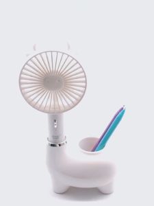 Kipas Angin Mini Genggam Cute / Mini Fan Portable / Bisa Berdiri ( Dudukan ) / Ada Tempat Pulpen / Angin Super Kencang Dengan 3 Kecepatan / Baterai Awet Tahan 9 Jam Non-Stop / Kipas Emergency 2in1 USB Charger AOKI AF-805Y - TOKO SINAR AUDIO