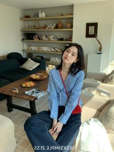 เสื้อเชิ้ตผู้หญิงคอวีสไตล์ฝรั่งเศส ทรงสลิมฟิต สไตล์เกาหลี ย้อนยุค ดีไซน์ INS กระโปรงสั้นลายทาง เทรนด์แฟชั่น