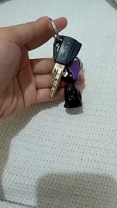 พวงกุญแจจี้ตุ๊กตาแมว สำหรบห้อยกระเป๋า ตกตแ่งภัยในรถ เครื่องประดับโลหะผสม สีดำ