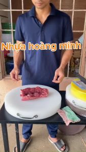 Thớt nhựa cao cấp thớt tròn 40cm dày 5cm có quai xách thớt nhà hàng khách sạn KT 40cm dày 5cm. Chất liệu PE cao cấp hàng nguyên khối