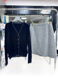 ชุดคาร์ดิแกนถักคอวี MONA 100% เส้นใยขนสัตว์ผสมสีบล็อก กางเกงกระโปรงสั้น ชุดสองชิ้น สำหรับผู้หญิง ฤดูใบไม้ร่วง/ฤดูหนาว 2024