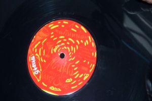 1 แผ่นเสียง 12นิ้ว D69 มะลิลา ชนกันหน่อย 1เพลง 1พูด สปีด45รอบ แผ่นVG++ริ้วรอยบาง เสียงรบกวนมีนิดหน่อยไม่มีรอยลึก แผ่นล้างทำความสะอาดแล้ว ปกแจกเจาะรูลาเบล VG+มีตำหนิขอบนิดหน่อย ขอบไม่ขาด สันไม่ทะลุ