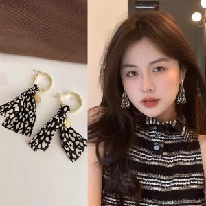 ต่างหูแฟชั่นฝรั่งเศส ดีไซน์ลายดอกไม้ ทรงเก๋ไก๋ สุดเท่ เครื่องประดับหูสุดหรูหรา วัสดุอื่นๆ ราคาไม่เกิน 10 หยวน