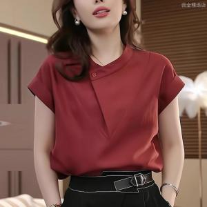 เสื้อเชิ้ตแขนสั้นสีแดงสไตล์ฮ่องกงย้อนยุคสำหรับผู้หญิง ฤดูร้อน 2025 ดีไซน์คอไม่สม่ำเสมอ ดีไซน์เรียบง่าย เสื้อเชิ้ตคอโปโล