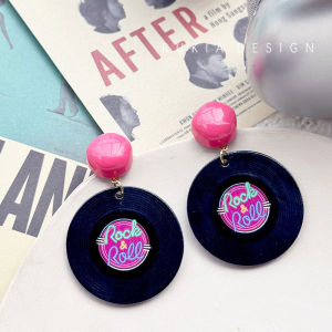 ต่างหูรูปหัวใจสไตล์โรคสไตล์วินเทจสีชมพูแดง ดีไซน์เฉพาะตัว ต่างหูรูปแผ่นเสียงสีดำ ต่างหูแฟชั่นสำหรับผู้หญิง