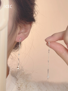 Chic Long Tassel & Silver Lurex Ear Studs: A Trendy Design Sensation
