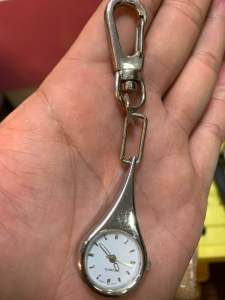 Đồng hồ nữ nội địa Nhật Bản móc khóa nữ size 22mmthiết kế hình giọt nước sử dụng làm móc khóatreo xe hơi hoặc trang trí túi xách Balô đều được