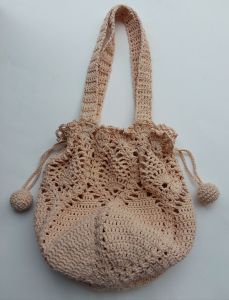 กระเป๋าถักโครเชต์ by DaCraftHouse กระเป๋าแฟชั่นหวานๆ แบบสะพาย ลายสับประรด ถักจากเชือกฟอกนิ่ม ฝ้าย 100% มีสายรูดปิดเปิดปากกระเป๋า ขนาด 28 ×38 cm.