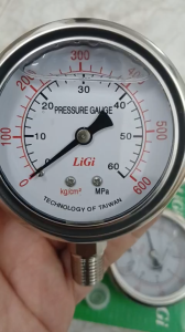 Đồng hồ đo Áp suất Từ 0 - 600 kgf/cm2  = 600 bar = 60 Mpa ĐK mặt 63mm Ren 1/4 = 13mm Kim ngâm dầu Hiệu LIGI hàng chính hãng chất lượng tốt