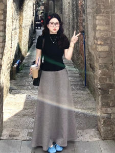 YUEZHONGWEI | เสื้อยืดคอกลมแขนสั้นสีดำสไตล์อเมริกันสำหรับผู้หญิงในช่วงฤดูร้อน เสื้อแขนสั้นทรงสลิมฟิตสุดเก๋ไก๋และทันสมัย