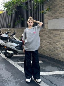 เสื้อยืดแขนสั้นสีเทาพิมพ์ลายสไตล์อเมริกันสำหรับผู้หญิง แฟชั่นฤดูร้อน 2025 ดีไซน์ใหม่ ดีไซน์เก๋ไก๋ ย้อนยุค ใส่ไปเที่ยวเมือง