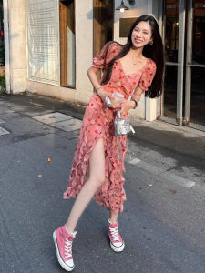 ชุดเดรสยาวแขนพองลายดอกไม้สีแดงสไตล์ฝรั่งเศสสำหรับผู้หญิง ชุดเดรสยาวปานกลางฤดูร้อน 2023 แขนสั้น คอวี กระโปรงทรงเอ