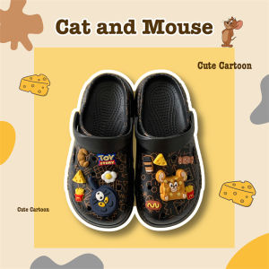 รองเท้าแตะกลางแจ้งแบบสวมหัวสำหรับผู้หญิงในช่วงฤดูร้อนปี 2025 รองเท้าแตะชายหาดแบบกันลื่นและทนทานต่อการสึกหรอ รองเท้าแตะคู่รักแบบลายการ์ตูน