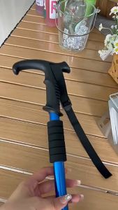 ไม้เท้าเดินป่า (อลูมิเนียมโลหะ) - ปรับระดับได้ พับยืดหดได้ - ช่วยพยุง สำหรับผู้สูงอายุ/คนเดินป่า G3082