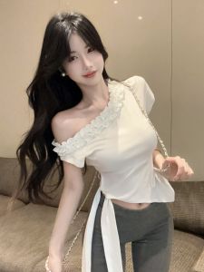 GUZILIAN | เสื้อยืดแขนสั้นทรงเข้ารูปสำหรับผู้หญิงในช่วงฤดูร้อน เสื้อคอวีไม่สมมาตร เสื้อคลุมก้นกระชับเอว เสื้อคลุมแบบสวมหัว