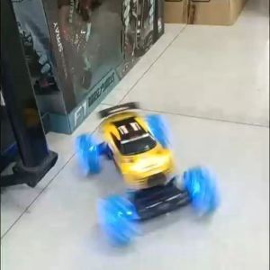 1:12 Mobil mainan remote control dapat dikontrol dengan gerakan dengan lampu pengisian daya USB