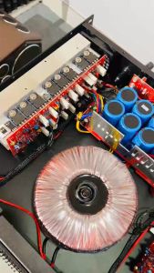 Đẩy công suất MTMAX 2600 vàng trang bị 32 sò lớn mang lại hiệu suất mạnh mẽ đảm bảo âm thanh rõ ràng sống động. Hoạt động ổn định phù hợp cho dàn âm thanh hội trường sân khấu karaoke chuyên nghiệp