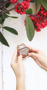 Kalimba มินิ 8 คีย์ ของตกแต่งเพนเดนต์ ไม้ Sapele อครีลิกคริสตัลใส ระนาดนิ้วสำหรับเด็ก ของขวัญวันเกิด ของขวัญคริสต์มาส