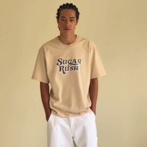 (PAINKILLER) SUGAR RUSH TEE (KK08) / เสื้อยืด เสื้อแขนสั้น เสื้อผ้าผู้ชาย แฟชั่นผู้ชาย เพนคิลเลอร์ / Fashion menswear PAINKILLER / SS TEE / SS25