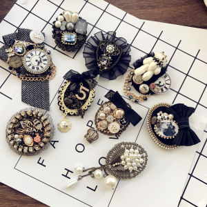 เข็มกลัดติดหน้าอกสไตล์ชาแนลเกาหลีสําหรับผู้หญิงเครื่องประดับแนววินเทจตราไข่มุกเข็มกลัดติดเสื้อโค้ทหรูหราเข็มกลัดติดหน้าอกเรียบหรูสําหรับคาร์ดิแกน