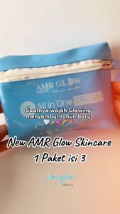 AMR GLOW Whitening Skin BARU - Membuat Wajah Tampak Glowing - Untuk Wajah Berminyak dan Berjerawat - Untuk Kusam dan Flek\\n\\n Apa Itu AMR GLOW Whitening Skin?\\nAMR GLOW Whitening Skin adalah produk perawatan kulit wajah yang dirancang khusus untuk membantu mengatasi masalah wajah berminyak, berjerawat, kusam, dan flek. Dengan formulasi unik yang dikombinasikan dengan bahan-bahan alami, AMR GLOW Whitening Skin dapat membantu mencerahkan dan menyegarkan kulit wajah Anda.\\n\\n Keunggulan AMR GLOW Whitening Skin\\nBerikut adalah beberapa keunggulan AMR GLOW Whitening Skin:\\n\\n- Membantu mengontrol produksi minyak berlebih pada wajah.\\n- Mengurangi penampilan jerawat dan bekas jerawat.\\n- Mencerahkan kulit wajah yang kusam.\\n- Mengurangi flek hitam dan noda hitam pada kulit.\\n- Melembabkan dan memberi nutrisi pada kulit wajah.\\n\\n Komposisi AMR GLOW Whitening Skin\\nAMR GLOW Whitening Skin terbuat dari bahan-bahan alami yang telah terbukti efektif dalam merawat kulit wajah. Beberapa bahan utama yang terdapat dalam AMR GLOW Whitening Skin antara lain:\\n\\n- Vitamin C: Sebagai antioksidan yang membantu melindungi kulit dari kerusakan akibat radikal bebas.\\n- Licorice Extract: Memiliki sifat mencerahkan yang dapat membantu mengurangi flek hitam dan noda hitam pada kulit.\\n- Aloe Vera: Membantu melembabkan dan menenangkan kulit wajah.\\n\\n Bagaimana AMR GLOW Whitening Skin Bekerja?\\nAMR GLOW Whitening Skin bekerja dengan cara berikut:\\n\\n Membuat Wajah Tampak Glowing\\nDengan bahan-bahan alami seperti vitamin C dan licorice extract, AMR GLOW Whitening Skin dapat membantu mencerahkan dan menyegarkan kulit wajah Anda. Hal ini akan membuat wajah tampak lebih glowing dan segar.\\n\\n Mengatasi Kulit Kusam dan Flek\\nAMR GLOW Whitening Skin juga dapat membantu mengurangi penampilan flek hitam dan noda hitam pada kulit. Dengan bantuan licorice extract, AMR GLOW Whitening Skin dapat membantu meratakan warna kulit dan membuat kulit tampak lebih cerah dan bersih.\\n\\n Cara Menggunakan AMR GLOW Whitening Skin\\nBerikut adalah langkah-langkah penggunaan AMR GLOW Whitening Skin:\\n\\n1. Bersihkan wajah Anda sebelum menggunakan AMR GLOW Whitening Skin.\\n2. Ambil secukupnya AMR GLOW Whitening Skin dan oleskan secara merata pada wajah Anda.\\n3. Biarkan produk meresap selama beberapa menit sebelum melanjutkan dengan rutinitas perawatan kulit Anda.\\n\\n Tips Untuk Hasil Optimal\\nBerikut adalah beberapa tips untuk mendapatkan hasil optimal dari penggunaan AMR GLOW Whitening Skin:\\n\\n- Gunakan AMR GLOW Whitening Skin secara teratur setiap hari untuk mendapatkan hasil maksimal.\\n- Jangan lupa untuk menggunakan tabir surya saat berada di luar ruangan untuk melindungi kulit dari sinar UV.\\n- Jika Anda memiliki masalah kulit yang serius, konsultasikan dengan dokter kulit sebelum menggunakan AMR GLOW Whitening Skin.\n}