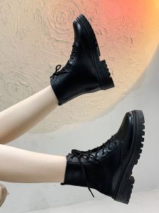 รองเท้าบู๊ตมาร์ตินสีดำสำหรับผู้หญิง ทรงหนา ทรงลำลอง รองเท้าบู๊ตสั้นสำหรับนักเรียน ส้นสูงปานกลาง ทรงหัวมน รองเท้าบู๊ตฤดูใบไม้ร่วงปี 2025