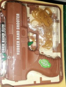 Một cái mô hình trưng bày bắn thun bằng nhựa dài 12cm