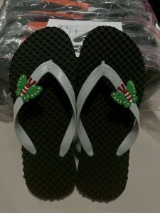 รองเท้าแตะแบบหนีบ ทำจากยางพารา นิ่ม ไม่ลื่น ไม่ดีดน้ำ