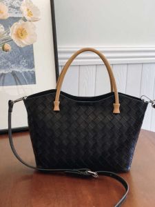 Large Capacity Woven Leather Tote Bag Womens Fashionable 2025 New Crossbody Bag Simple Atmosphere Single Shoulder Bag