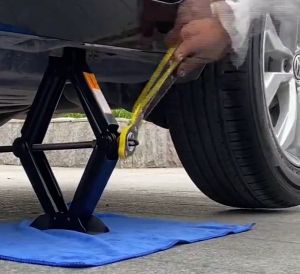 แม่แรงรถยนต์ 1.5T/2.5T แม่แรงรถเก๋ง แม่แรงแบบหมุน แม่แรงสะพาน 1.5ตัน แม่แรงยกรถ แม่แรงรถ แม่แรงแบบมีมือจับ แม่แรงแม่แรงแบบมือหมุนพร้อมด้ามให้ด้วย (จัดส่งจากประเทศไทย)