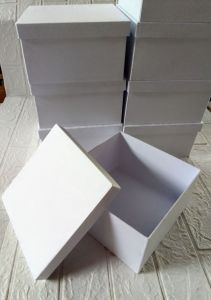 White square hard box full cover 8x8x5 inches. Fits for stationery craft and gift cards. Suitable for packaging and cartons.