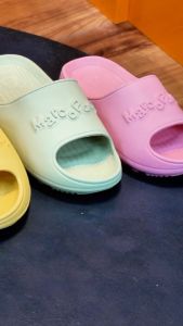 Marco Pony รองเท้าแตะ รองเท้าแตะผู้หญิง กันลื่น พื้นนุ่มมาก เบาสบาย  รองเท้าใส่ในห้องน้ํากันลื่น รองเท้าแตะแพลตฟอร์ม ใส่ในบ้าน MH9005