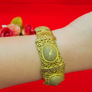 กำไลงานดิบทองเหลือง ฉลุลาย คลิปล็อค เส้นผ่านศูนย์กลาง 5.4 ซม.งานดิบไม่ได้ชุบ ทองเหลืองโบราณ ใส่อาบน้ำได้ รูปถ่ายจากสินค้าจริง พร้อมส่ง