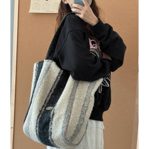 กระเป๋าถือผ้าขนสัตว์แบบลำลองสำหรับผู้หญิง กระเป๋าถือลายสก็อตสไตล์วิทยาลัย กระเป๋าถือขนาดใหญ่ กระเป๋าถือผ้าขนสัตว์ กระเป๋าถือแฟชั่นฤดูใบไม้ร่วง/ฤดูหนาว
