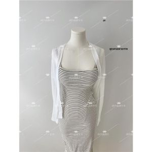 ชุดเดรสยาวลายทางแขนกุด กระโปรงทรงเอ เอวสูง คอวี ไม่มีซิป ผ้าโพลีเอสเตอร์ ฤดูร้อน 2024 แฟชั่นผู้หญิง