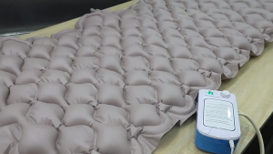 [เติมลมอัตโนมัติ]รังผึ้ง ที่นอนลม กันความชื้นและกันความร้อนทนสกปรกระบายอากาศป้องกันแผล เตียงลมมาตรฐาน BSI TUV มีอย.