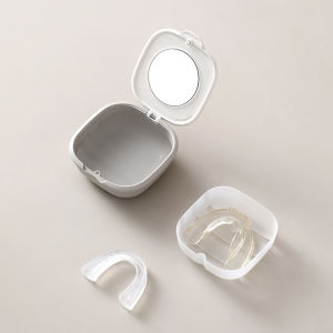 กล่องเก็บอุปกรณ์จัดฟันพลาสติก กล่องแม่เหล็กสำหรับใส่ฟันปลอม รีเทนเนอร์ และอุปกรณ์จัดฟันแบบพกพา พร้อมช่องทำความสะอาด