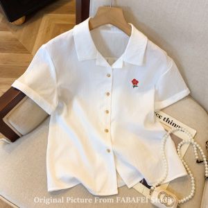 เสื้อเชิ้ตแขนสั้นผ้าลินินสีขาวลายดอกไม้สำหรับผู้หญิงในช่วงฤดูร้อนปี 2025 เสื้อเชิ้ตคอโปโลแขนยาวทรงปกติ