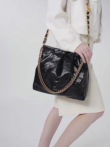 【Large】 CHARLES & KElTH CK2-40671449 with a double-cross bag and a large bag of bags for homeless people.