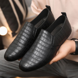 รองเท้าลำลองผู้ชาย ฤดูร้อน 2025 รองเท้าสวมขับรถแบบใหม่ สไตล์อังกฤษ รองเท้าสวมสบายระบายอากาศได้ดี รองเท้า Loafers สำหรับผู้ชาย