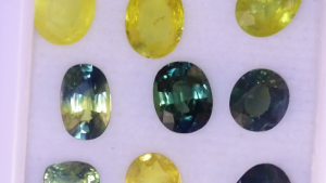 ชุดพลอยไพลินธรรมชาติ สีเขียวอมฟ้า(ทีล) เขียว และเหลือง สำหรับงานสั่งทำจิวเวลรี่ - เจียระไนทรงกลม ทรงรี และทรงหยดน้ำ รวม 9 เม็ด 6.33 กะรัต