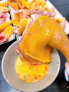 1 con Gà ủ muối hoa tiêu (2 khay) GIAO LIỀN