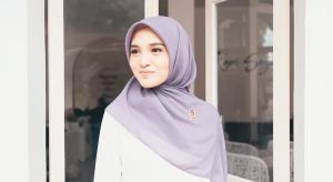 KERUDUNG HIJAB SEGI EMPAT TERLARIS POLOS ELZAHRA BUKAN / BELLA SQUARE / PARIS - Bahan Polycotton Grade A - Ukuran 115 x 115 cm - Finishing Neci Alis
