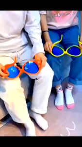 Đồ chơi kính đeo mắt khổng lồ với nhiều màu sắc sặc sỡ thích hợp với các cuộc vui chơi cho mọi người