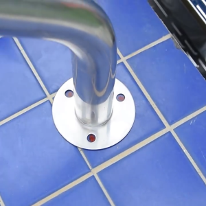 ไม่ต้องฝังไว้ล่วงหน้า บันไดสระว่ายน้ำ 304 ขั้นบันไดสแตนเลส บันไดสระว่ายน้ำบันได ขนาดหนาของสแตนเลสแบบเสริมแข็ง มีมือจับสำหรับสระว่ายน้ำ