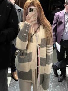 2024 ฤดูใบไม้ร่วง ใหม่ สไตล์เกาหลี ขี้เกียจ ลายทาง เสื้อสเวตเตอร์ ผู้หญิง คอวี พรางหุ่น ถักเปิด คาร์ดิเกน เสื้อโค้ท ลำลอง เดินทางตรงตัด